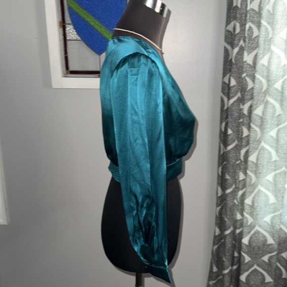 Bebe 100% Silk Long Sleeve Cropped Blouse - Picture 8 of 12